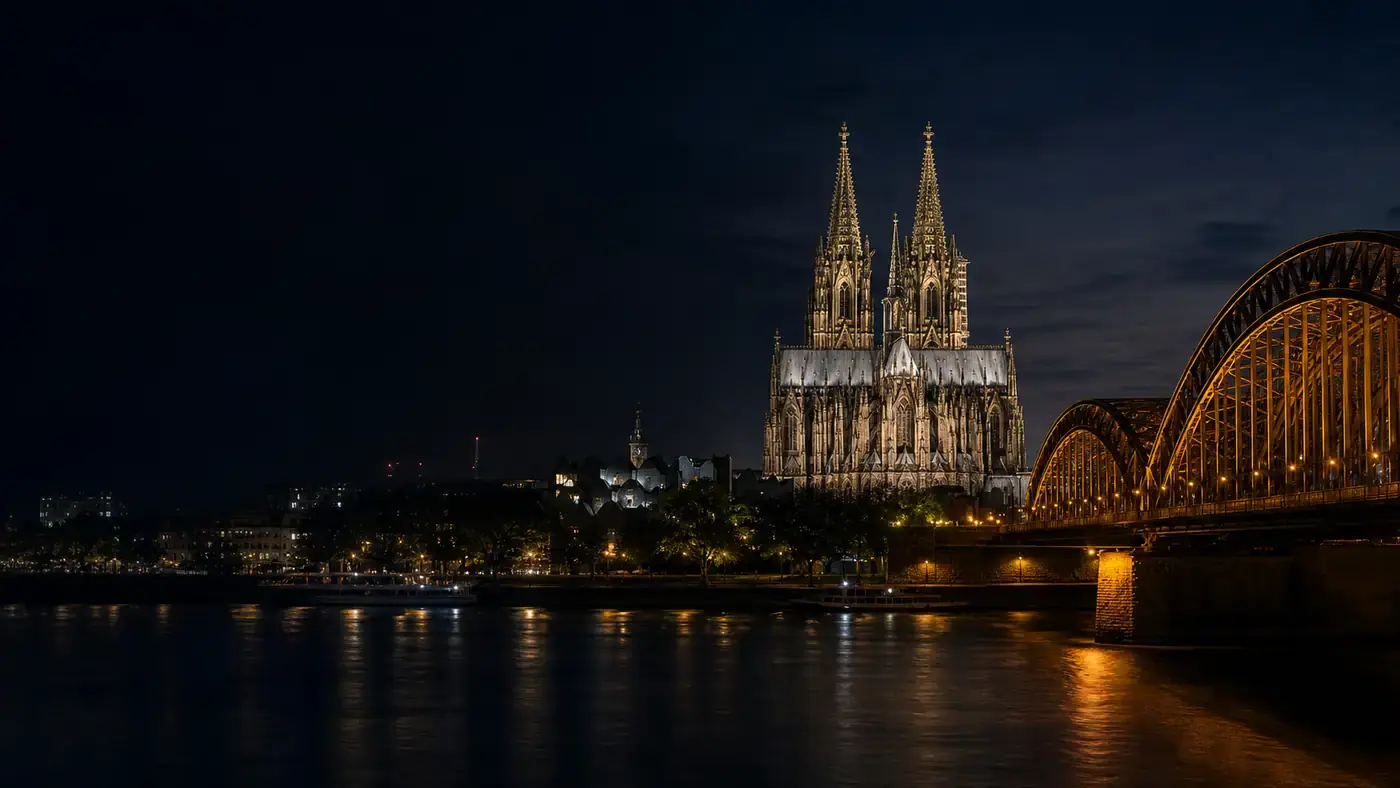Kölner Dom und Hohenzollernbrücke am Rhein bei Nacht – Symbolbild · kein Kundenprojekt