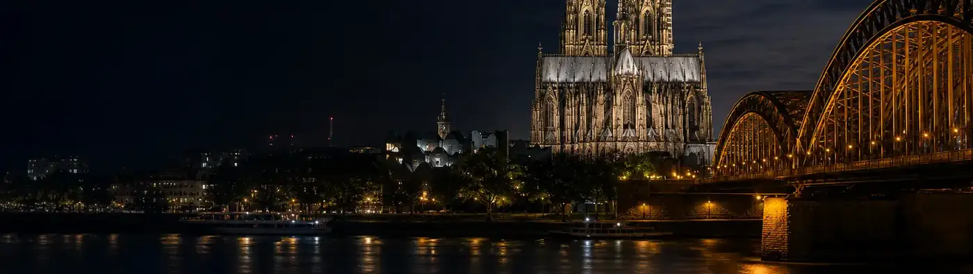 Rheinufer mit Hohenzollernbrücke und Kölner Dom – Symbolbild · kein Kundenprojekt
