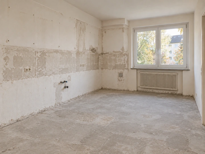 Dasselbe Zimmer nach dem Rückbau von Küche, Wandfliesen und Bodenbelägen – Symbolbild