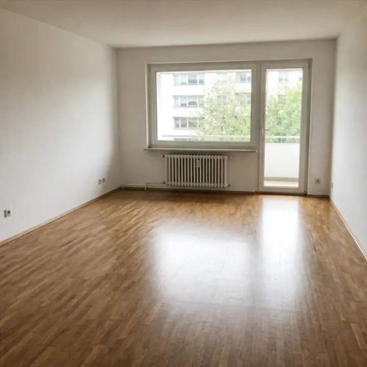 Leere, besenreine Wohnung nach der Entrümpelung – Symbolbild